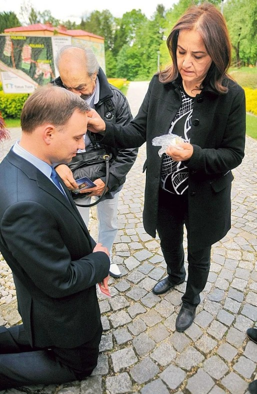bak_wanda's tweet photo. dzis dzien kleczenia, jutro dzien hanuki, pojutrze znowu udawanie katolika, popojutrze maca z danielsem #duda #polska #obluda #wtylewizji # https://t.co/jl2uvmqtfN