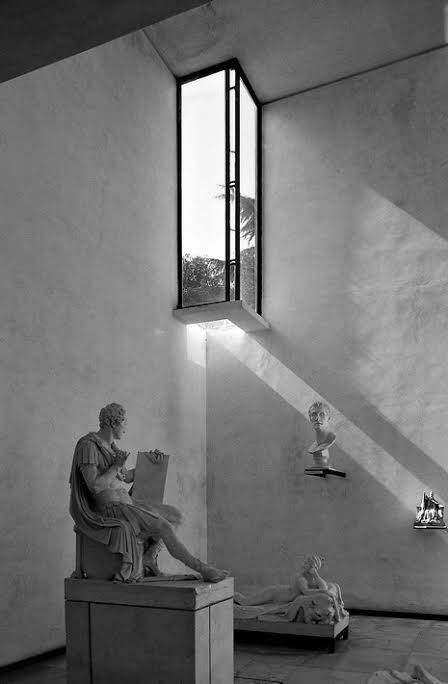 Ünlü İtalyan heykeltıraş Antonio Canova için 1833’te yapılan müzenin bir kanadında, gün ışığının içeri alınması için bir müdahalede bulunulması amaçlanır. Ve proje 1957’de Carlo Scarpa’ya verilir. 

Scarpa da resmen ışıkla oynayan bu pencereleri tasarlar 👌