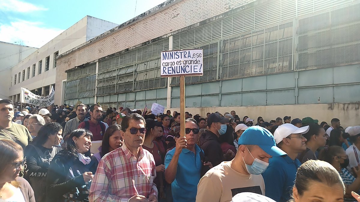 fetramerida's tweet photo. #16Enero No bajaremos la guardia,la lucha sindical persiste por nuestros #trabajadores. #Merida y #Tovar están en la calle por mejores condiciones #EstoTieneQueCambiar #RespaldoALosDocentes #EnDefensaDeNuestrosDerechos @caenpeco https://t.co/ZiTbHtqRRV