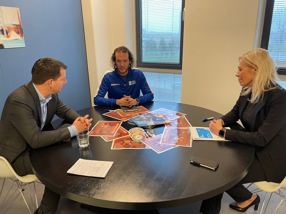 Afgelopen donderdag kregen we bezoek van het college van B&amp;W en directie <a href="/Gemeente_Zwolle/">Gemeente Zwolle</a> in het kader van #dagvandeverbinding 🤝
Met elkaar in gesprek over de #beweegmakelaar #clubkadercoach en de Buurtsportclub Noord. 🏀🎽🤸🏽‍♀️🏅Meer over het bezoek: bit.ly/3WhbijF