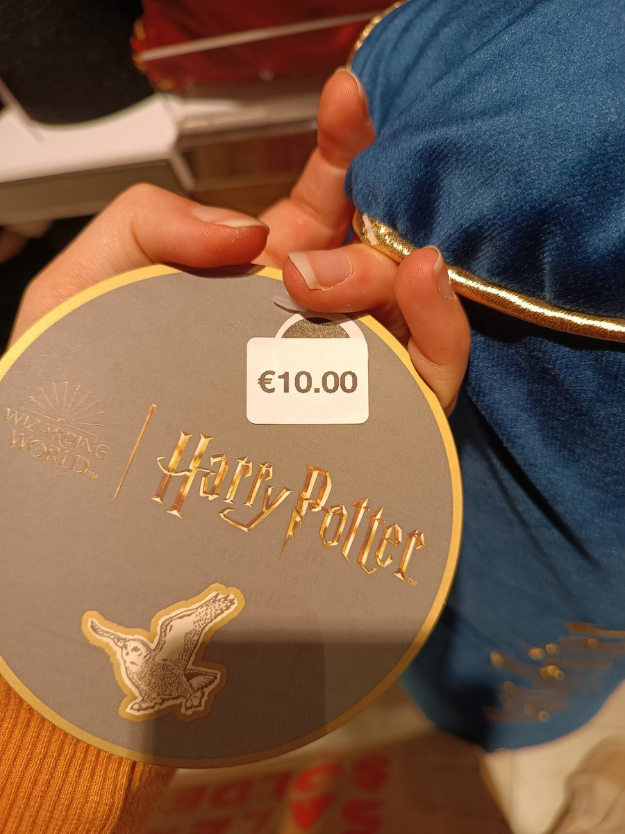 VirgiSalinas5's tweet photo. Las "rebajas" de @Primark
Voy a Primark y veo que todos los precios viejos de los cojines están quitados, no solo de ese modelo, también del resto. Me pongo buscar entre todos y consigo encontrar uno sin quitar. En fin. Poco más que añadir. https://t.co/nrhXJlNjGF