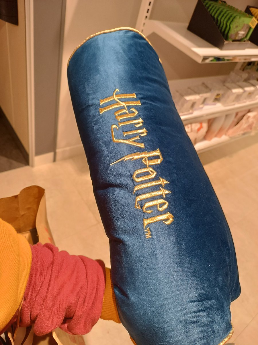 VirgiSalinas5's tweet photo. Las "rebajas" de @Primark
Voy a Primark y veo que todos los precios viejos de los cojines están quitados, no solo de ese modelo, también del resto. Me pongo buscar entre todos y consigo encontrar uno sin quitar. En fin. Poco más que añadir. https://t.co/nrhXJlNjGF
