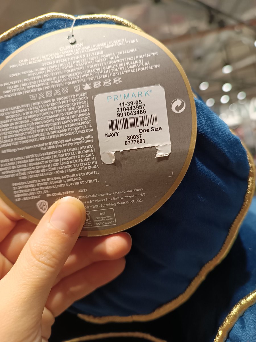 VirgiSalinas5's tweet photo. Las "rebajas" de @Primark
Voy a Primark y veo que todos los precios viejos de los cojines están quitados, no solo de ese modelo, también del resto. Me pongo buscar entre todos y consigo encontrar uno sin quitar. En fin. Poco más que añadir. https://t.co/nrhXJlNjGF