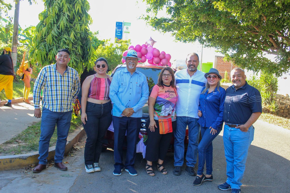 GuadalupeRaymu's tweet photo. Este fin de semana compartí con la población del municipio de San Sebastian en San Vicente, gracias a su alcalde @sansebadera en el desfile del correo acompañada de mis colegas @EfraGuatemala y @EdgarFuentesSV . https://t.co/4o9XFcW5Zk