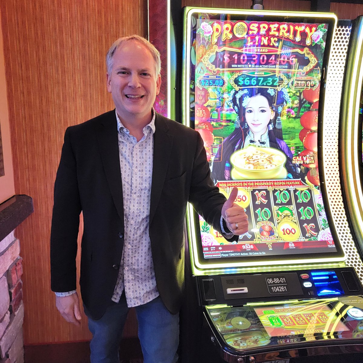 AWESOME HANDPAY! Tune in at 5:15pm EST/2:15pm PST for the &#39;s exciting Premiere video of Prosperity Link™ Video slots at @FourWindsCasino New Buffalo! How much does he win? You will have to watch to find out! Watch here
