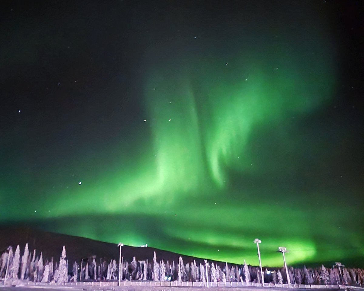 walking outside and seeing this feels so unreal fr 😭💚