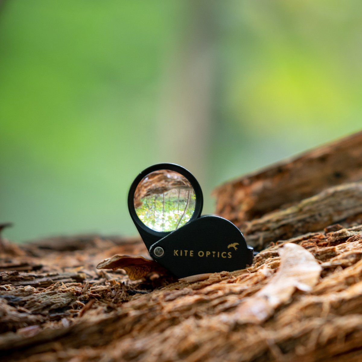 KITE LOUPE TRIPLET
The triplet lens that consists of three cemented lenses produces a better image quality than the doublet lens.
