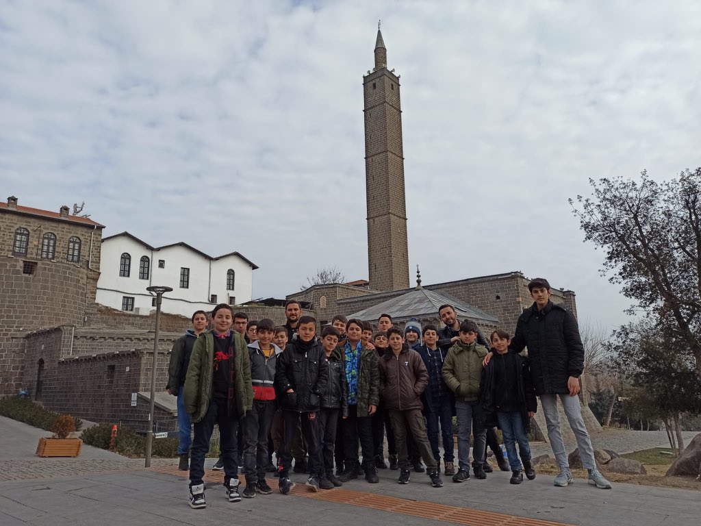 ferdiyigit_aihl's tweet photo. "VAKTİ KUŞANMAK"  
Final Haftası. 
Düzenli şekilde namaza gelen ve kurada ismi ��ıkan 20 öğrencimizi Diyarbakır'ın tarihi ve manevi yerleriyle buluşturduk ve On Gözlü Köprü'de öğle yemeği yediler. 
@tcmeb @meb_dinogretimi @Diyarbakirmem @BaglarMEM21 @Murat4Kucukali @Mehmet_Bulut21 https://t.co/zkbV1XR5vM