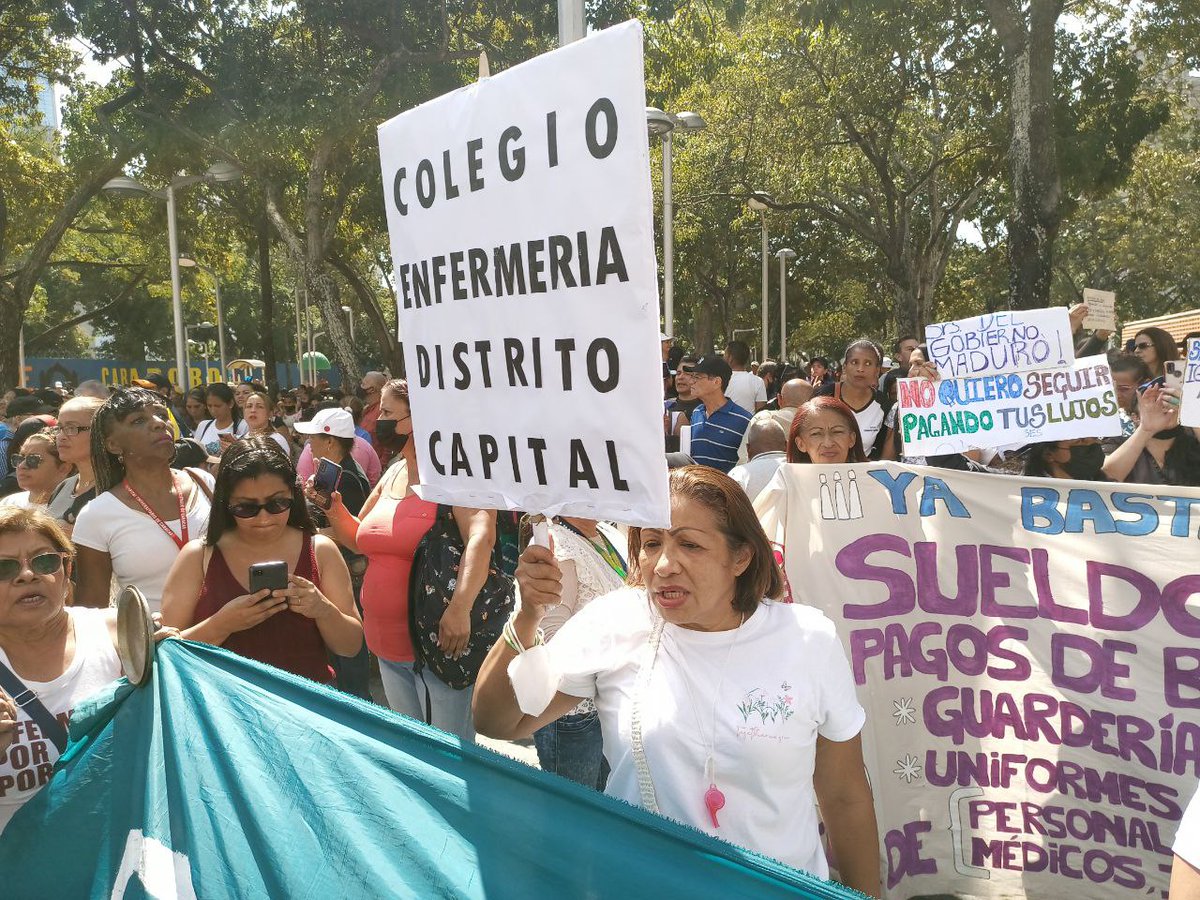 La lucha es por un salario indexado a la canasta básica, marchamos al lado de la clase trabajadora, golpeada por las políticas económicas neoliberales aplicadas por el gobierno #SalarioDignoYa 
@CUTV_Venezuela @marypilih @PCV_Ve @FNLCT