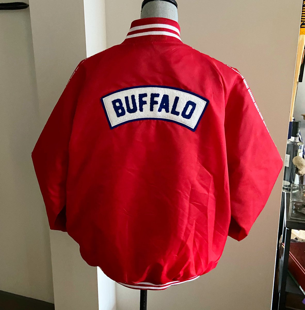 716Transplant's tweet image. Hello #BillsMafia. Victory Monday merch giveaway time. Like &amp;amp; RT (must do both) for a chance to win my Buffalo Sleeves of Fame bomber. See next tweet for sizing. Random winner picked Friday, 20 Jan @ noon ❤️💙 #GoBills