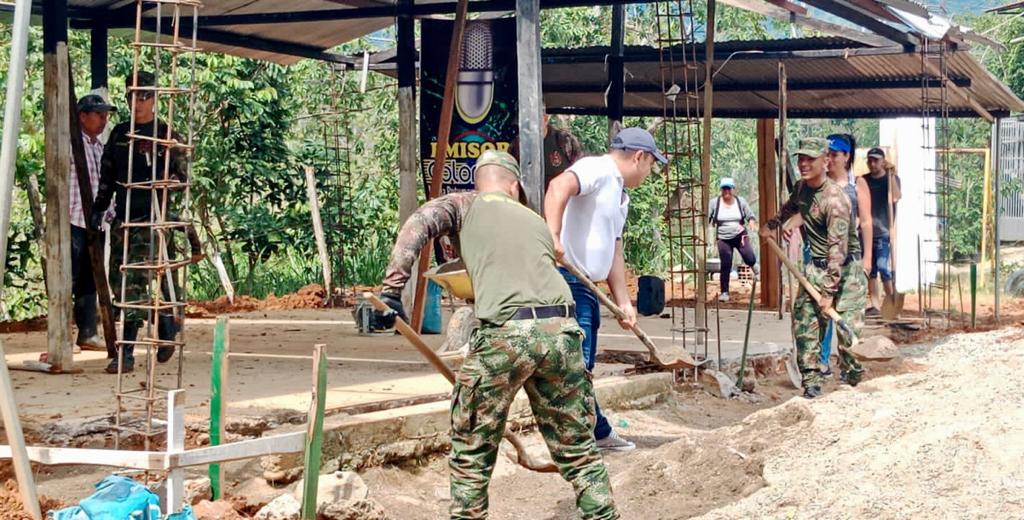 Ejercito_Div6's tweet photo. Así avanza la obra comunitaria en el barrio San Andrés en el municipio de Mocoa #Putumayo donde soldados de la #Brigada27 y soldados de Acción Integral de @Ejercito_CAAID apoyan a la comunidad con la construcción de una caseta que beneficiará a más de 1.000 personas de la región. https://t.co/B7dE9GcPXC