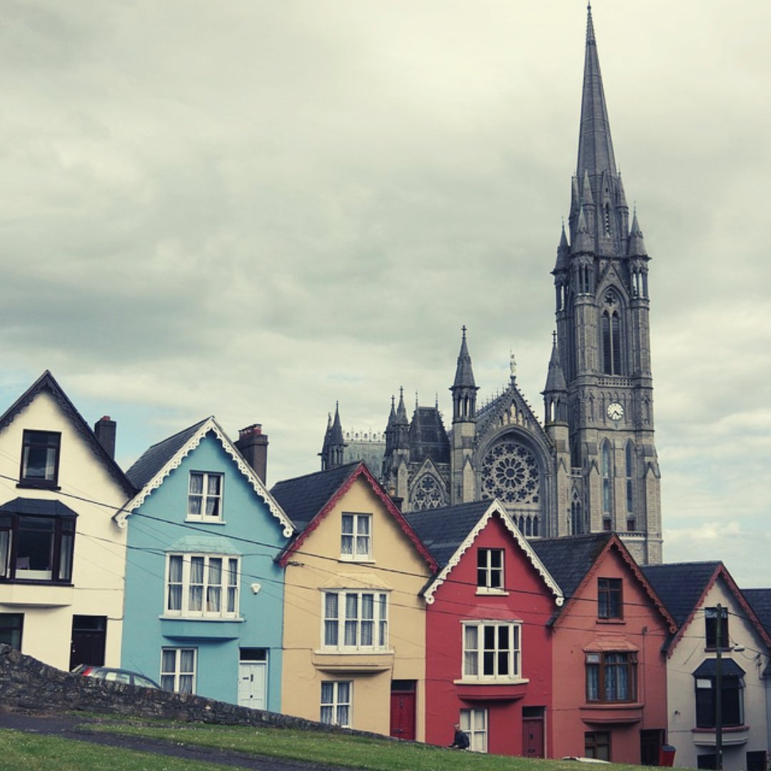 Cobh, un precioso y colorido destino irlandés, fácil de recorrer a pie. ¿Sabíais que fue el útimp puerto en el que tocaron tierra los pasajeros del Titanic? 
#viajespaco #ferrol #coruña #travel #Cobh #viajar #Irlanda