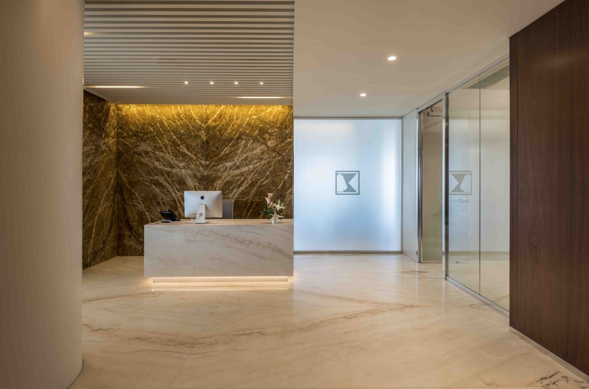 Mumbai Office for Kedia Exports by @media_edifice features a material palette of: 

• Furniture by Hunter Douglas Architectural; @VitrATurkiye; Defurn; UniFor
• Lighting by TRILUX
• Flooring by Classic Marble

See more: bit.ly/3WlRCeA