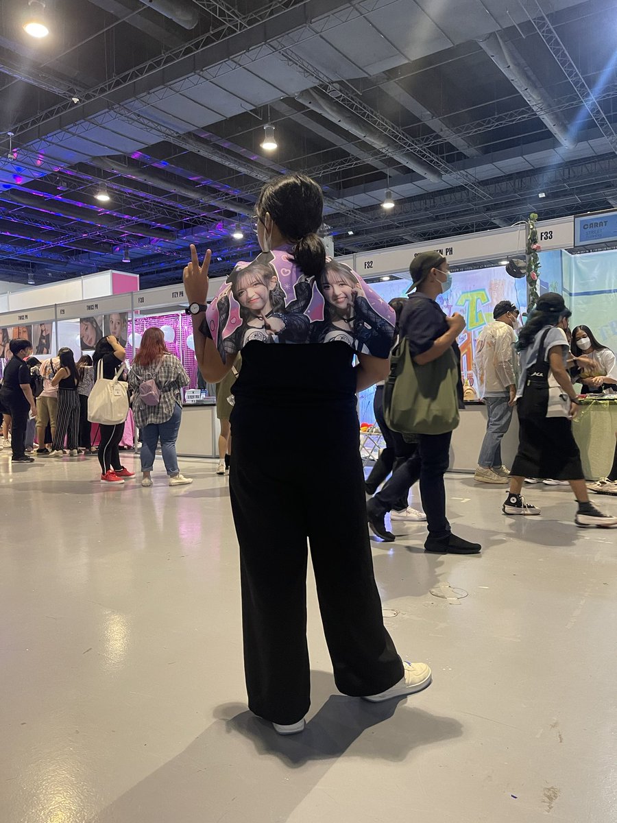 blue_mashimello's tweet photo. this being my last gala with mashiro, this was during Kcon11, brought mashiro's banner in order to promote her there too... hope i could go to more places with shiro again soon. 🫶💜 #MashiroTheExplorer https://t.co/RH43x14PCG