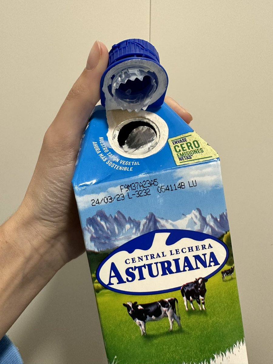 Cintta96's tweet photo. @LecheAsturiana es la cuarta vez que me pasa, cuesta mucho abrir el tapón, se acaba despegando y se queda abierto pudiéndose estropear el producto. https://t.co/C7tUHRAooK