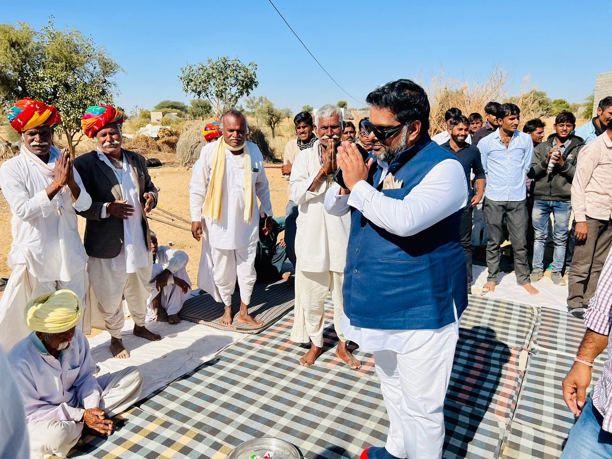 DS_Khimsar's tweet photo. खींवसर विधानसभा के दौरे के दौरान साथी कार्यकर्ताओं से आत्मीयतापूर्ण मुलाकात से प्रफुल्लित हूं, आनंदित हूं। क्षेत्र विभिन्न स्थानों पर साथी कार्यकर्ताओं से प्राप्त आत्मीयता और ऊर्जा मेरे संकल्प को मजबूती प्रदान करती है। https://t.co/3U8y8YaUd3