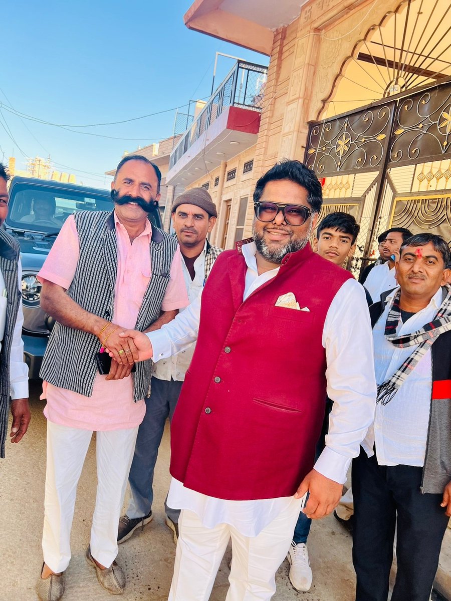DS_Khimsar's tweet photo. खींवसर विधानसभा के दौरे के दौरान साथी कार्यकर्ताओं से आत्मीयतापूर्ण मुलाकात से प्रफुल्लित हूं, आनंदित हूं। क्षेत्र विभिन्न स्थानों पर साथी कार्यकर्ताओं से प्राप्त आत्मीयता और ऊर्जा मेरे संकल्प को मजबूती प्रदान करती है। https://t.co/3U8y8YaUd3