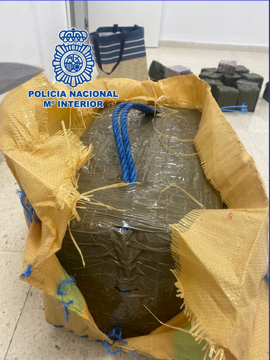 HoraJaen's tweet photo. 🔴 SUCESOS 🔴| Detenido en #Jaén a un joven con 43 kilos de hachís y otros dos con cocaína

El arresto se produjo en los controles aleatorios que desde hace tiempo se establecen en la ciudad.

Más: https://t.co/KKSxeJnvC0 https://t.co/39HpYFYilo