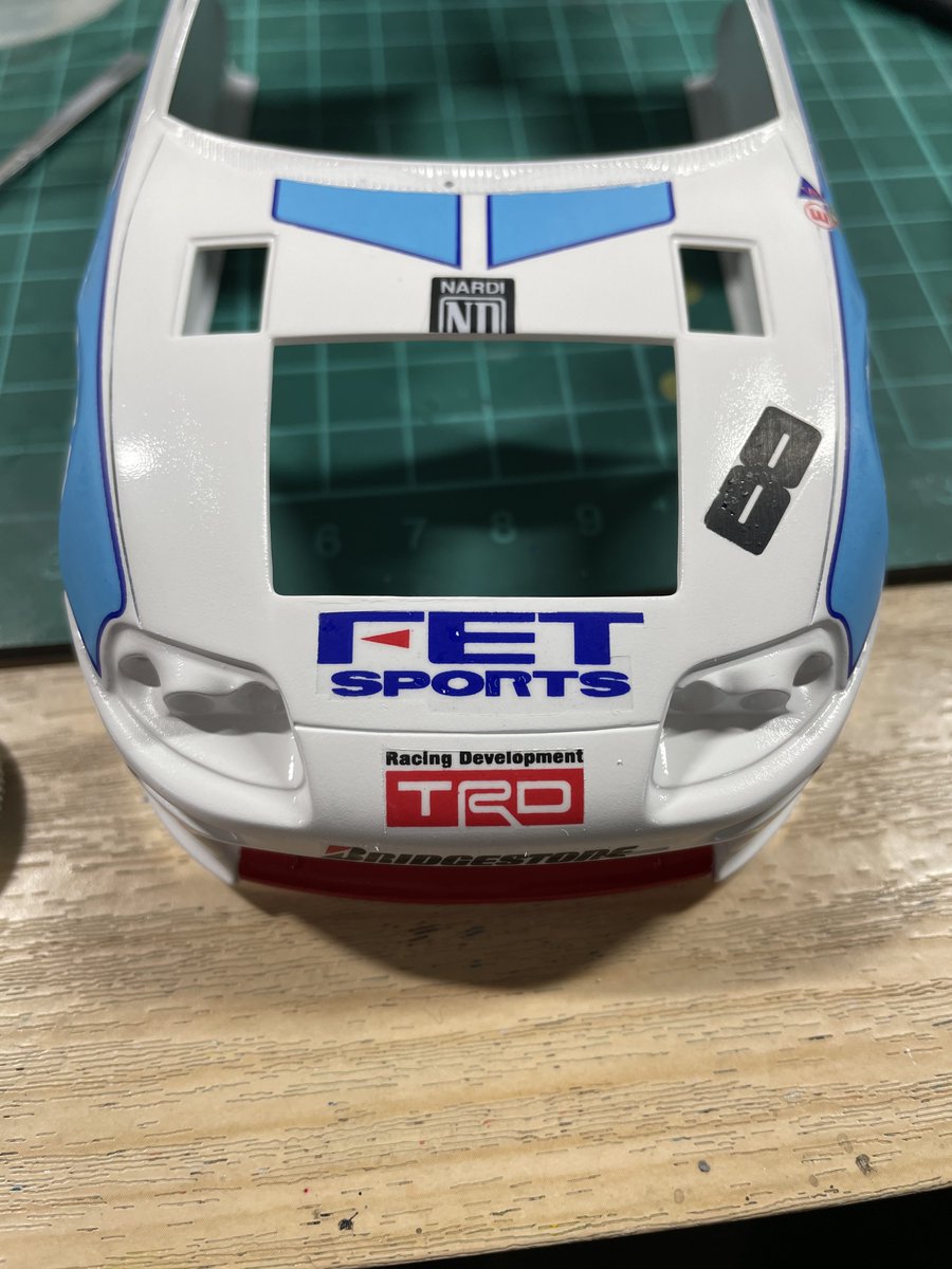 デカールは埋まっていたようでびくともせず👍
弱粘着使ったけどなw
慣れないのにあっちもこっちもやったバツですな🤣
