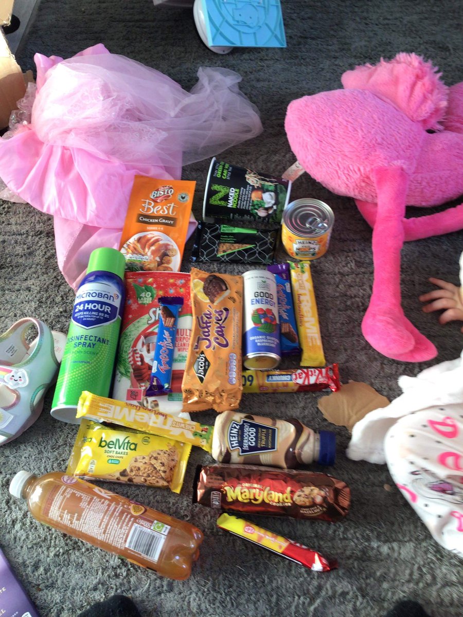 chezste10's tweet photo. @Wowcher_Support #disgusting items received bought this and received nothing like it and received a load of rubbish what a joke wouldn’t say there was £40 worth of food https://t.co/gtTsZFBwrE