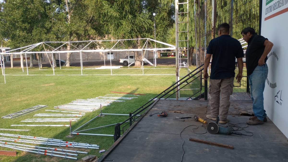 #Móvil #Allen Sigue la preparación del predio para la Fiesta Nacional de la Pera. Se montan las estructuras para las globas y también se trabaja sobre el escenario.

<a href="/FNPALLEN/">Fiesta Nacional de la Pera</a> <a href="/MuniAllen/">Municipalidad de Allen</a>