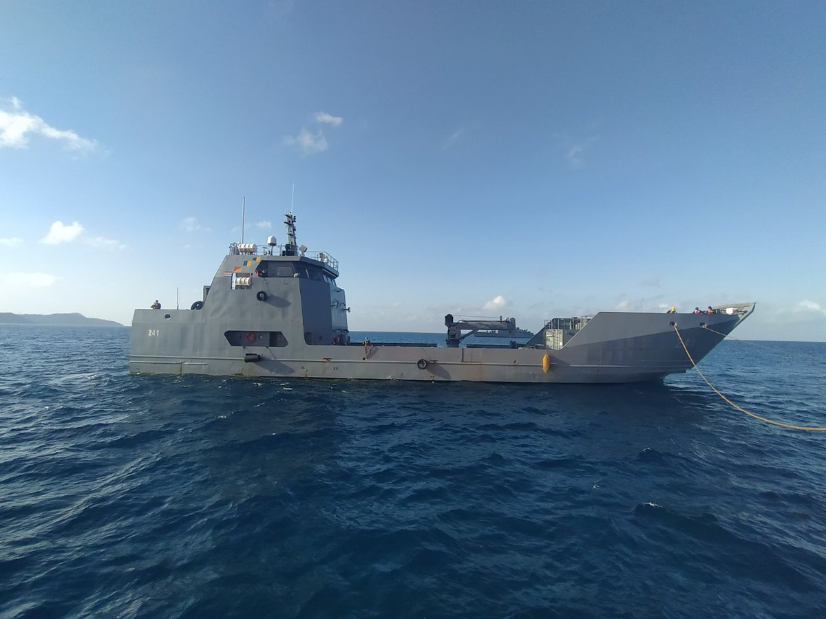 COMANDANTE_ARC's tweet photo. 🔝Estamos listos junto con @MinTransporteCo y @UNGRD para iniciar el #PuenteMarítimo entre #Buenaventura y #Tumaco. Hemos dispuesto nuestras Unidades de Superficie 🚢 con el fin de apoyar el abastecimiento del departamento de Nariño. 

2023 año del #Bicentenario Naval. https://t.co/KC8SiVndaB