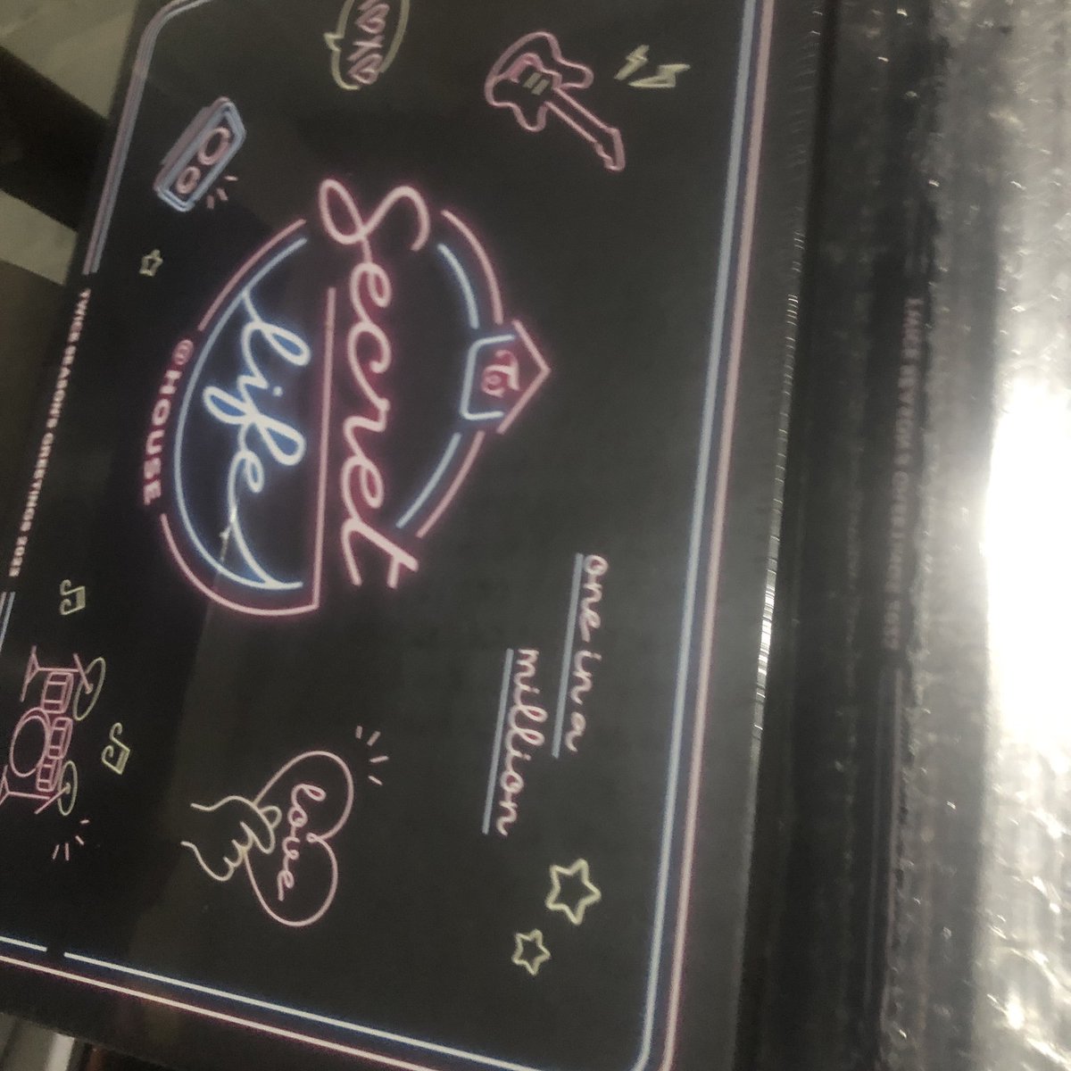 SeoulStream's tweet photo. #SStreamUpdates
Finished unpacking boxes that arrive last weekend
➖TWICE SGs
➖SVT SGs (Wall calendars are arriving next week pa)😅
➖DICON B1 (orders placed last Sep)
➖SKZ Fanclub Kit (not all have arrived)
Will be sending instructions re: shipping via email🫶 Thank you! https://t.co/hGy6ZepW5J