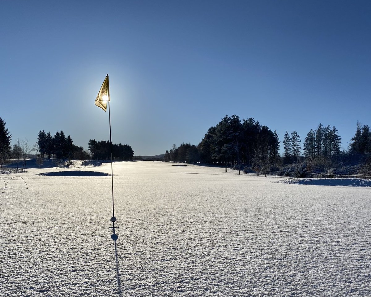 Beautiful winter morning @GiffordGolfClub due to overnight snowfall and sub-zero temperatures ☀️⛳️❄️ @scotgolfcoast @golfeastlothian @ScottishGolf