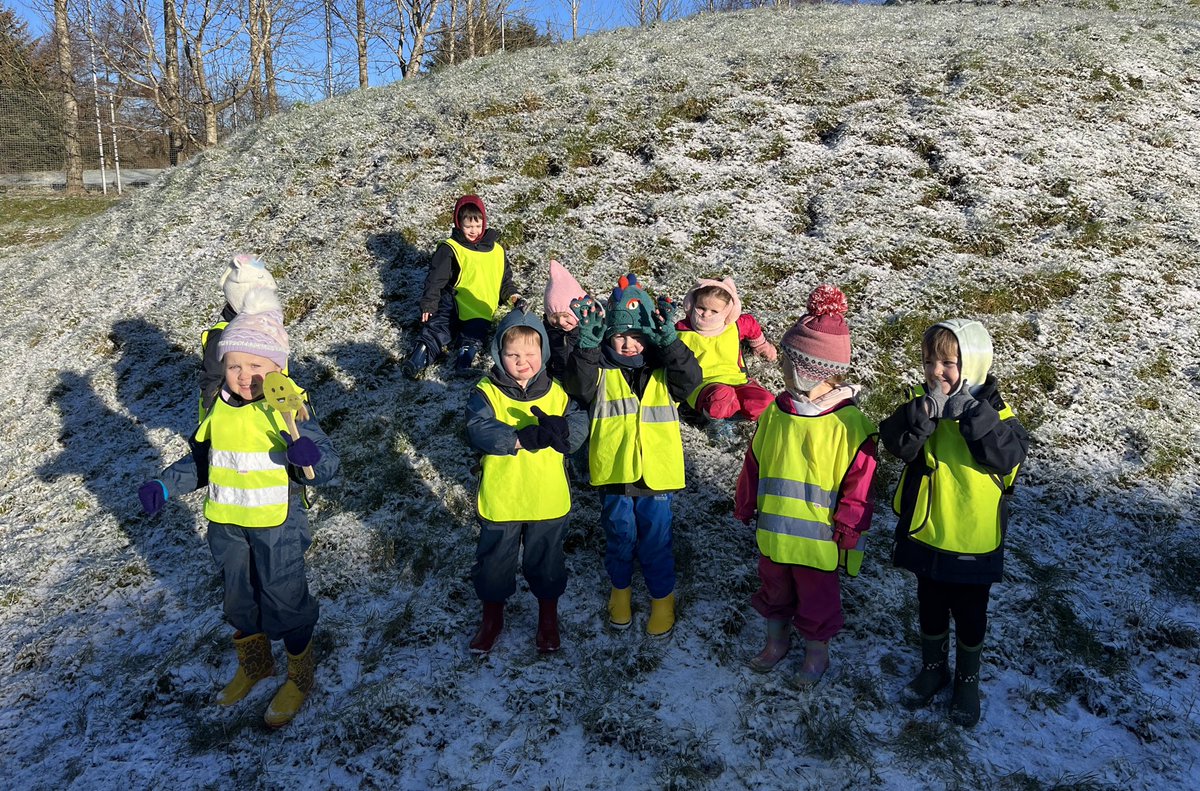 NurserySimpson's tweet photo. Today the children went out for a walk in the snow with the help of Safe Sally. Focusing on how we stay safe whilst out and about and around water. We then bumped into a dog who also wanted to meet Safe Sally, we remembered to be safe when saying hello to the dog 😃 https://t.co/06hfr2rj2n