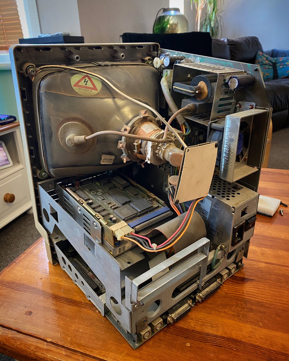 YorkshireTechy's tweet photo. Before I turn this broken #apple #macintoshse into something useful I’ll have to gut it! Looks like fun! 

#newyearproject #retrocomputing #retrocomputer #applemac #techrescue https://t.co/WyKUwpwYqK