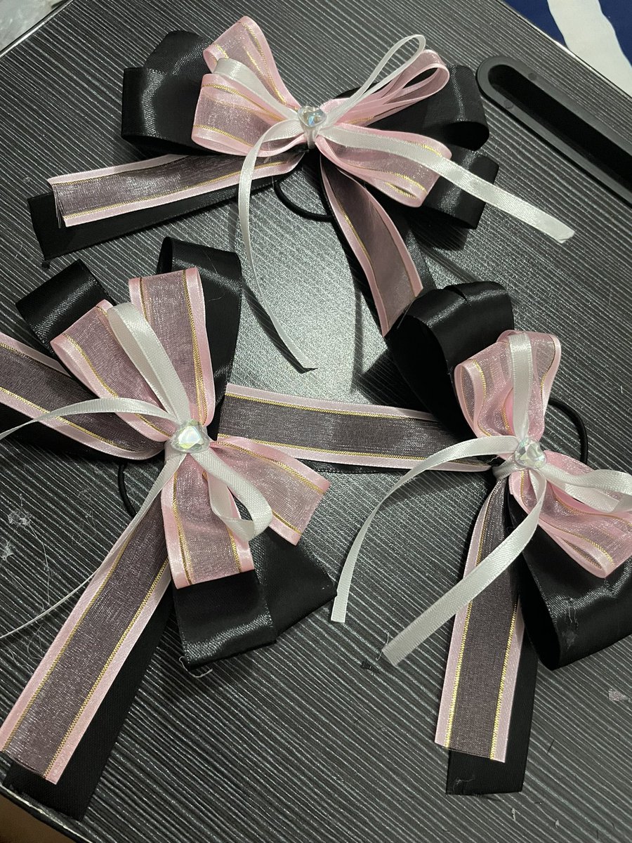 leeminhocart's tweet photo. Interest check try ko lang 

 🎀 — lighstick ribbon
• 50 pesos 
• can do meet-up during skz bench fanmeet
• ganyan po yung price since first time ko gumawa so manage your expectations nalang din https://t.co/A16I4ukPV1