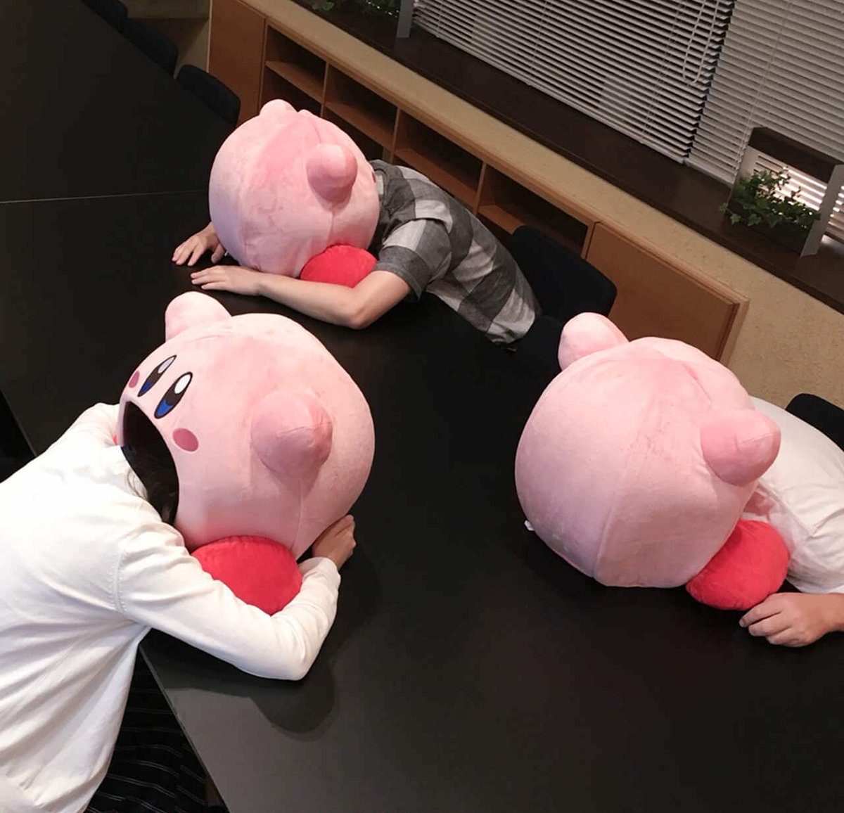 creapills's tweet photo. Ce coussin pour la sieste donne l'illusion de s'être fait avaler par Kirby 🤗

Lien : https://t.co/K4dSSaNFcU https://t.co/Z3DuDjaXdO