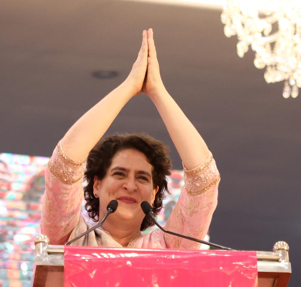 Priyanka4CM's tweet photo. Congress General Secretary Smt. @priyankagandhi launched the Griha Lakshmi scheme in Bangalore today. Under this scheme, every woman head of household in Karnataka will be provided with Rs. 2000 per month.

#KarnatakaWantsCongress https://t.co/yqt76KSSj1
