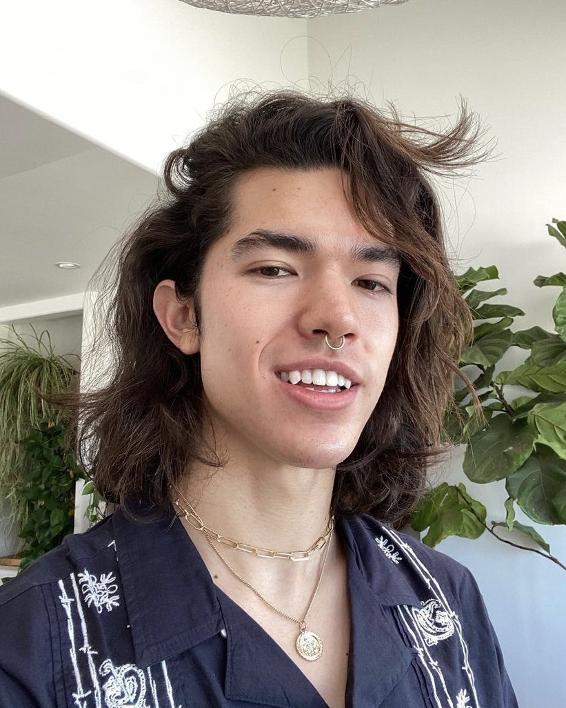 OLIVIERISLEY's tweet photo. hey ๐๐ผ i'm olivier, but i also go by ollie. my moms are pam + harleen.. nature is my forte. here's some pics of me with ๐ฑ๐ in the back (they make me the happiest!)
if u could show me pics of u and some plant babies, i would love to see them! #DOVESINTRO https://t.co/H0nkYLT6vw