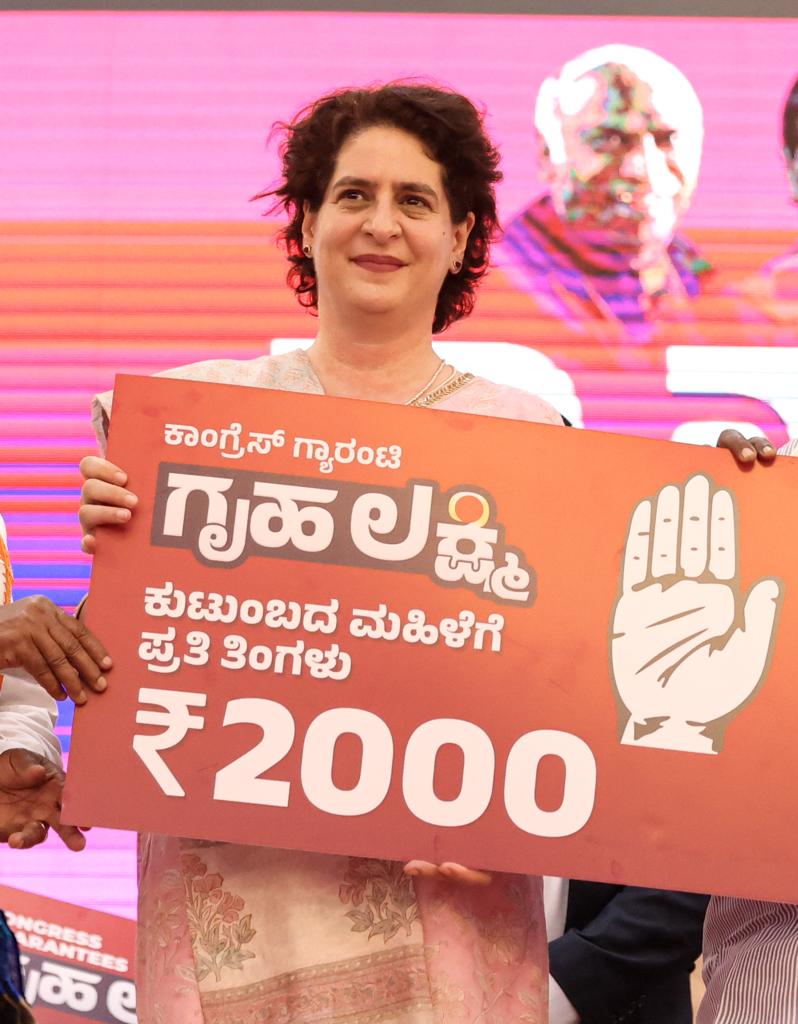 AjayShuklaBly's tweet photo. Congress General Secretary Smt. @priyankagandhi launched the Griha Lakshmi scheme in Bangalore today. Under this scheme, every woman head of household in Karnataka will be provided with Rs. 2000 per month.

#KarnatakaWantsCongress https://t.co/rjH6pSTWAW