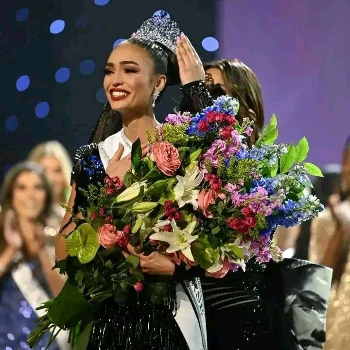 Fourwallmag's tweet photo. 🚨 28 years old, R'Bonney Gabriel emerged the 71th Miss Universe 2023! 👑⭐

Congratulations Miss USA 🇺🇸

#fourwallmagazine
#MissUniverse2023
#MissUniverse
#bbntitans https://t.co/OlBcVCPNNz