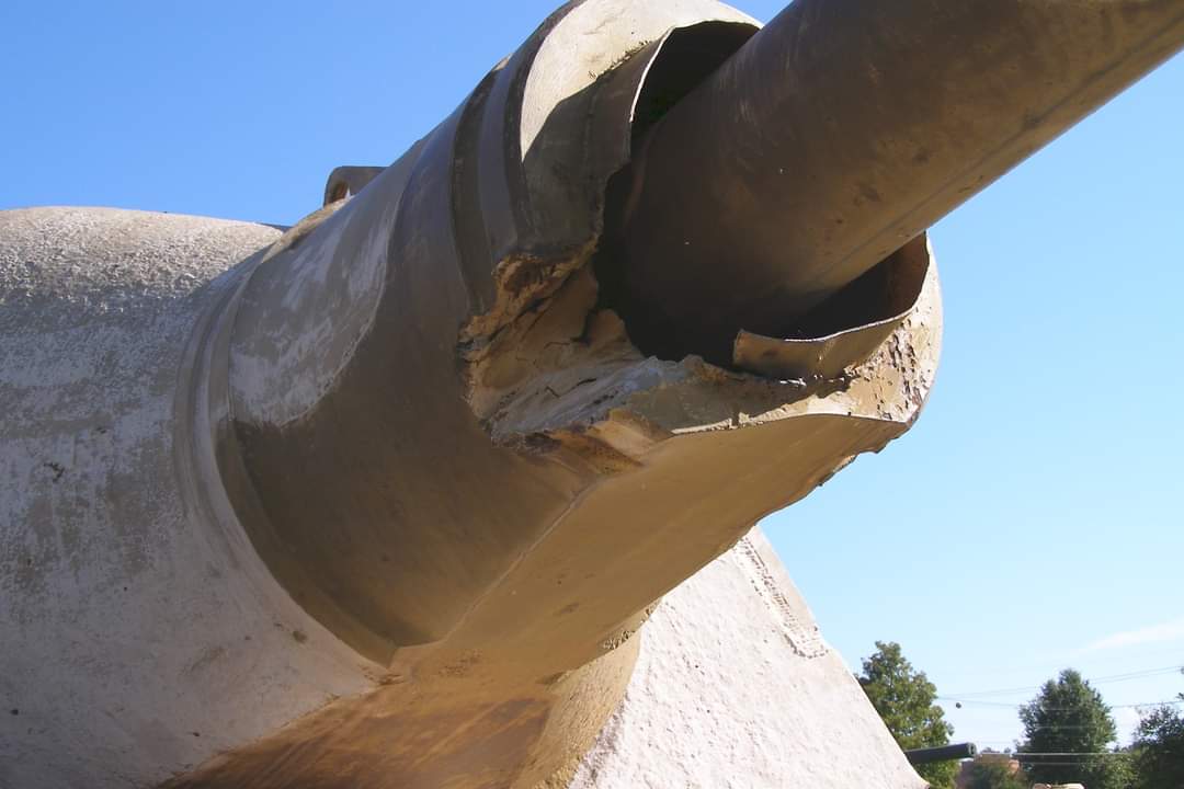 TRUFAULT's tweet photo. Un detalle que pasa muy desapercibido en la mayorรญa de fotos de este #Jagdtiger, expuesto en el Aberdeen Proving Grounds, de ๐บ๐ฒ es este #Zambombazo cerca del caรฑรณn.
#WW2 #WWII #WWIII #FelizLunes #SGM #Tanks #tanktop #Tanka #Wars #TankTalks #Warzone https://t.co/xKBn4IiXCH