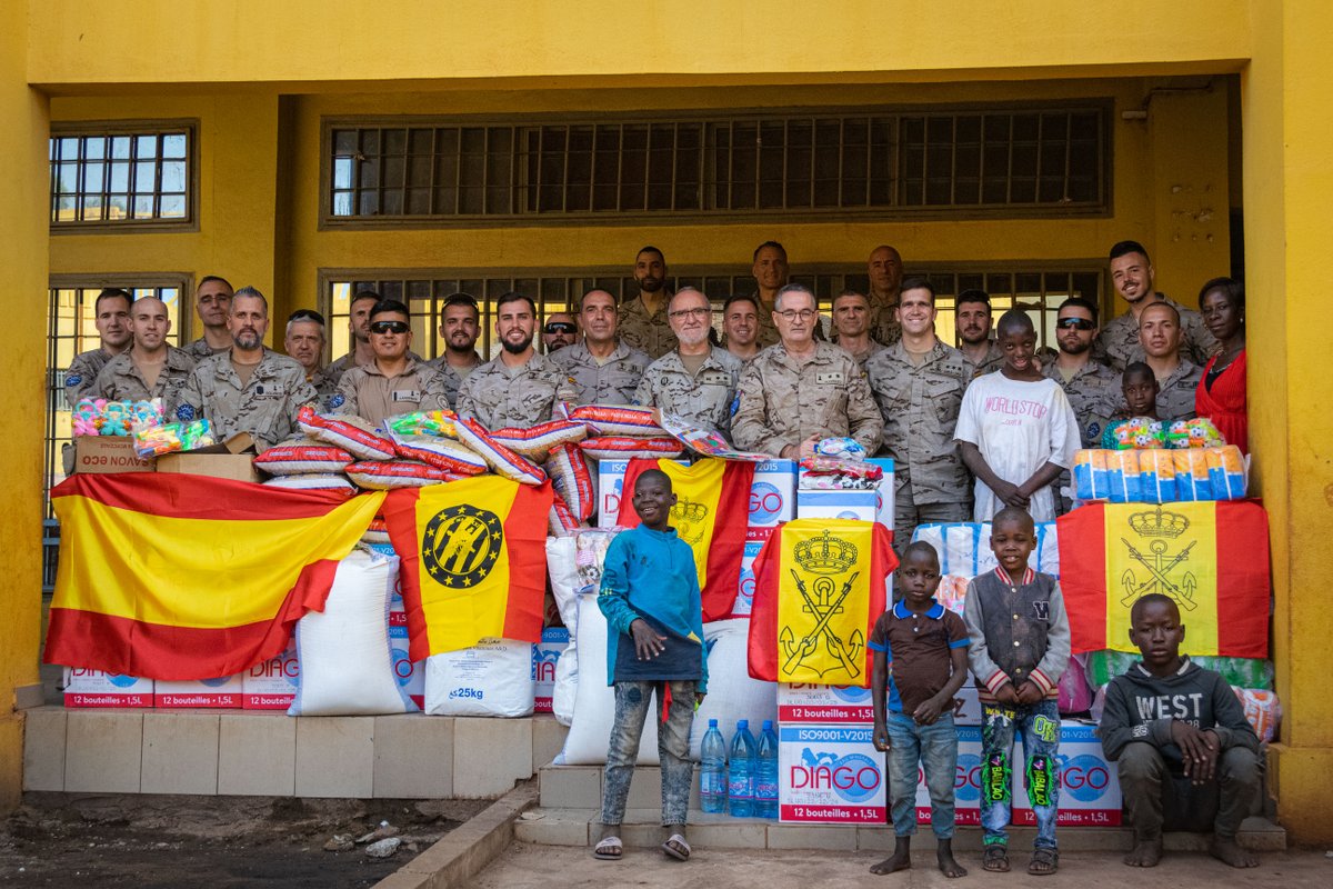 EMADmde's tweet photo. El personal 🇪🇸 del @EjercitoTierra y @Armada_esp desplegado en @eutmmali1🇲🇱🇪🇺 ha entregado una donación de alimentos, productos de higiene y juguetes a los niños del orfanato La Pouponnière, en el barrio Niamana, al sureste de Bamako.
#MOPS https://t.co/5j63c2dv7l