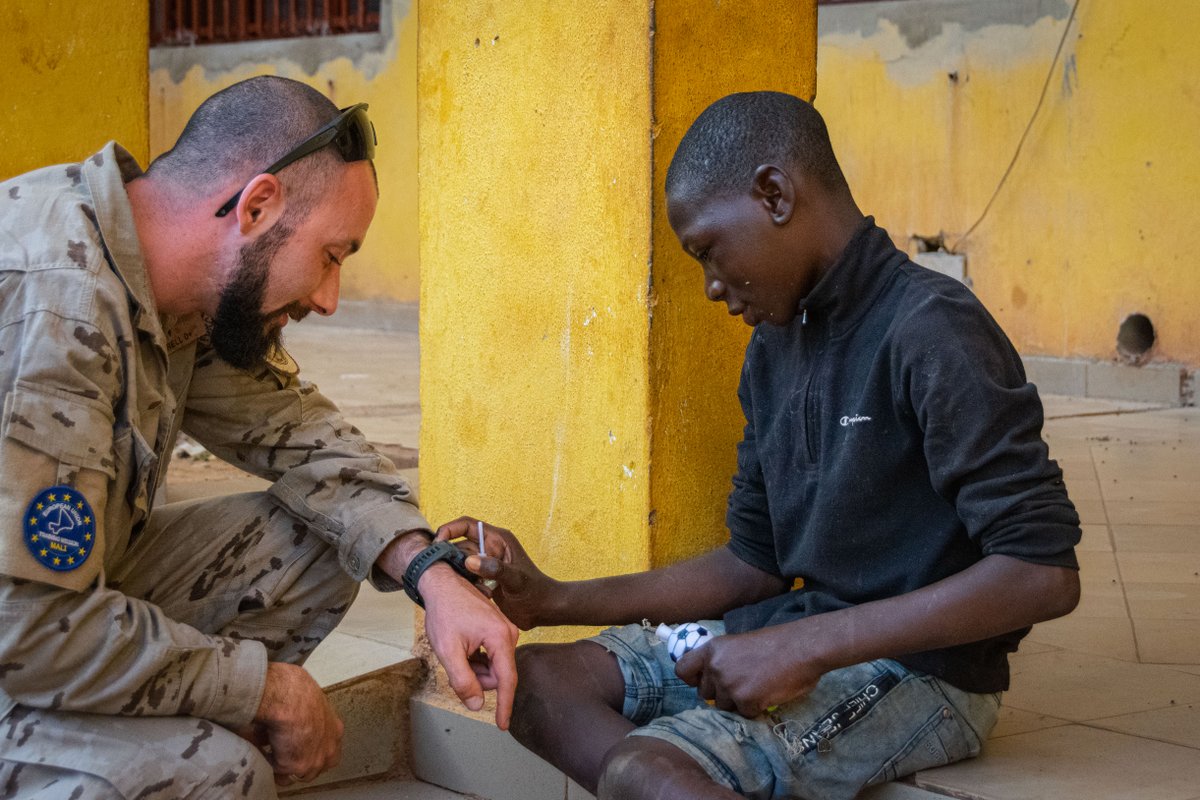 EMADmde's tweet photo. El personal 🇪🇸 del @EjercitoTierra y @Armada_esp desplegado en @eutmmali1🇲🇱🇪🇺 ha entregado una donación de alimentos, productos de higiene y juguetes a los niños del orfanato La Pouponnière, en el barrio Niamana, al sureste de Bamako.
#MOPS https://t.co/5j63c2dv7l
