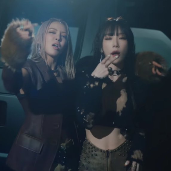 SNSDFIELD's tweet photo. KIM HYOYEON AND KIM TAEYEON FROM GIRLS GENERATION https://t.co/vz8bmc9RLG