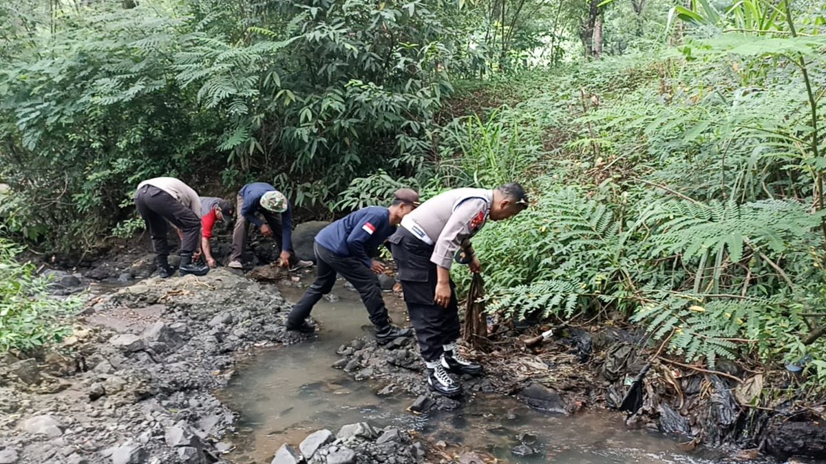 Peduli Lingkungan, Polres Ponorogo Bersama Warga Bersihkan Sungai Sambil Berbagi dlvr.it/Sgy8ln