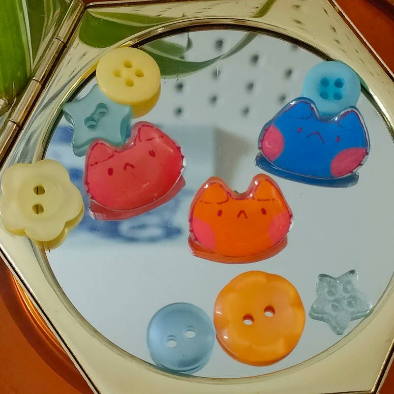 pulchramen's tweet image. You've got to be kitten me!!
Sorry I couldn't help it haha, these little kitten pins are up in my Etsy,  they are hand painted and they have little cheeks that glow under UV light! 
#artistsontwitter #handmadepins #pinart