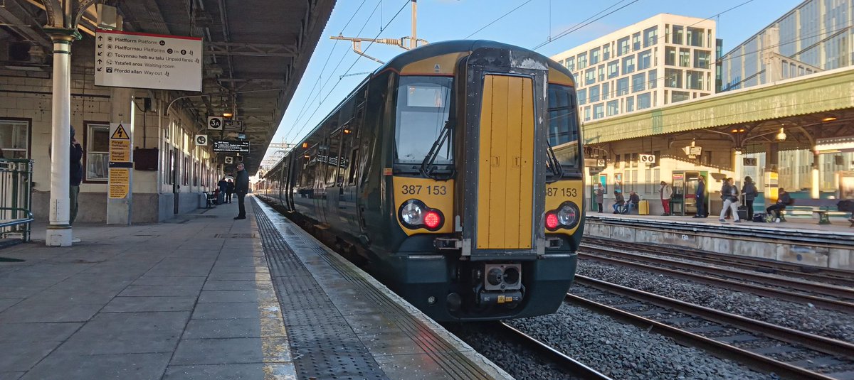 NotYOLOSmh's tweet image. @GWRHelp 387153 coupled to 387167 at Cardiff Central this morning 

#Class387 #Electrostar #Cardiff