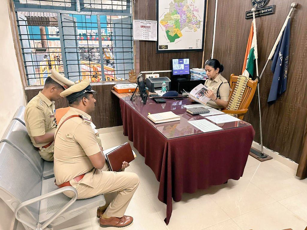 SPmysuru's tweet image. ಜಿಪೊಅ ರಾದ  Smt. @Seemalatkar_IPS ರವರಿಂದು #Hunsur Town &amp;amp; Rurl PStnಗಳಿಗೆ ಭೇಟಿ ನೀಡಿದರು . ಈ ವೇಳೆ ಹಳೆ ಪ್ರಕರಣಗಳ ತ್ವರಿತ ವಿಲೇ, ಅಪರಾಧ ಪ್ರಕರಣಗಳಲ್ಲಿನ ಸ್ವತ್ತು ವಿಲೇ, ಮಹಿಳೆ &amp;amp; ಮಕ್ಕಳ ಕಾಣೆ ಪ್ರಕರಣಗಳು , ಪೋಕ್ಸೋ ಪ್ರಕರಣಗಳಿಗೆ ಸಂಬಂಧಿಸಿದಂತೆ ಅಗತ್ಯ ಕ್ರಮ ಕೈಗೊಳ್ಳಲು ಕಟ್ಟು ನಿಟ್ಟಾಗಿ ಸೂಚಿಸಿದರು.@IGP_SR_Mysuru
