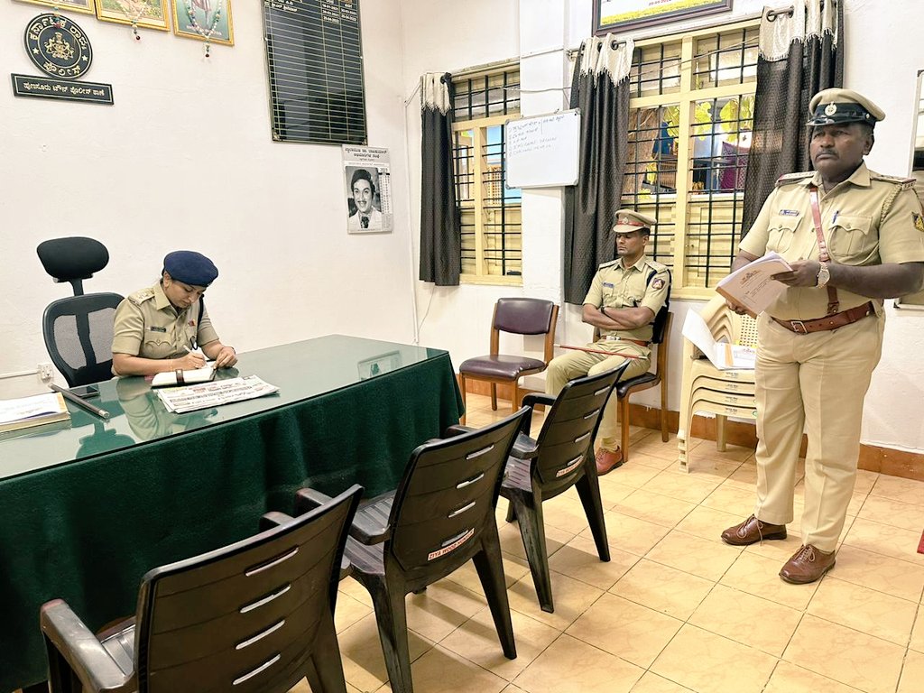 SPmysuru's tweet image. ಜಿಪೊಅ ರಾದ  Smt. @Seemalatkar_IPS ರವರಿಂದು #Hunsur Town &amp;amp; Rurl PStnಗಳಿಗೆ ಭೇಟಿ ನೀಡಿದರು . ಈ ವೇಳೆ ಹಳೆ ಪ್ರಕರಣಗಳ ತ್ವರಿತ ವಿಲೇ, ಅಪರಾಧ ಪ್ರಕರಣಗಳಲ್ಲಿನ ಸ್ವತ್ತು ವಿಲೇ, ಮಹಿಳೆ &amp;amp; ಮಕ್ಕಳ ಕಾಣೆ ಪ್ರಕರಣಗಳು , ಪೋಕ್ಸೋ ಪ್ರಕರಣಗಳಿಗೆ ಸಂಬಂಧಿಸಿದಂತೆ ಅಗತ್ಯ ಕ್ರಮ ಕೈಗೊಳ್ಳಲು ಕಟ್ಟು ನಿಟ್ಟಾಗಿ ಸೂಚಿಸಿದರು.@IGP_SR_Mysuru