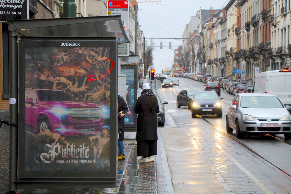 XR_Belgium's tweet image. #Adhack action by @BrandalismUK, @SubvertisersInt and #ExtinctionRebellion in #Brussels.
We demand that all governments strong regulation against #greenwashing and #lobbying by companies guilty of #ecocide.
Press article: brusselstimes.com/351336/activis…