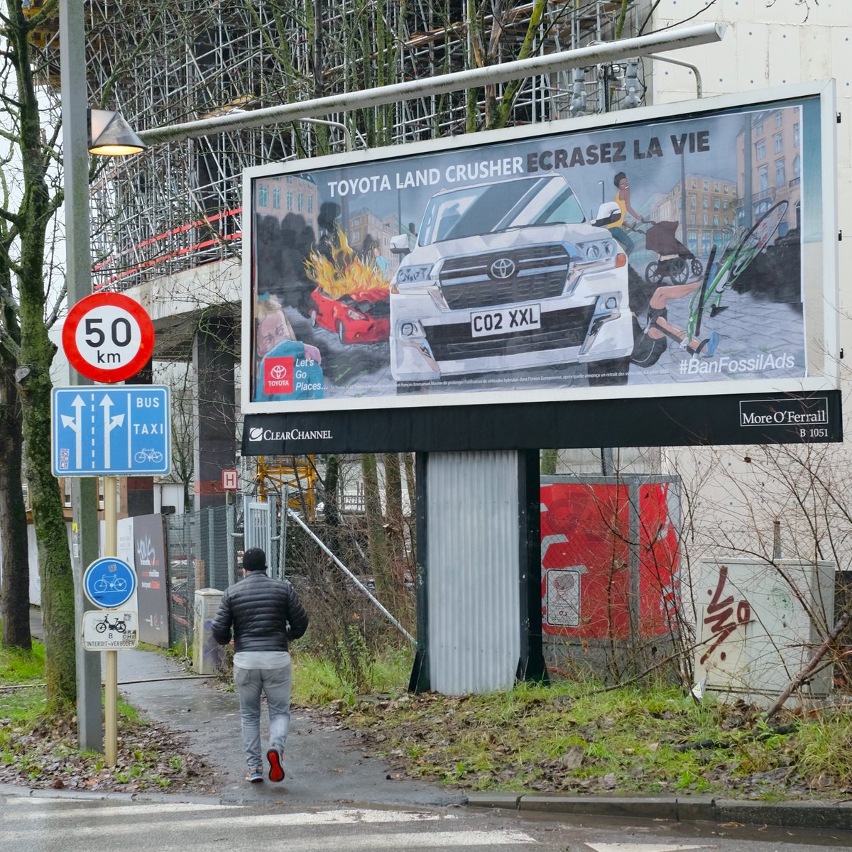 XR_Belgium's tweet image. #Adhack action by @BrandalismUK, @SubvertisersInt and #ExtinctionRebellion in #Brussels.
We demand that all governments strong regulation against #greenwashing and #lobbying by companies guilty of #ecocide.
Press article: brusselstimes.com/351336/activis…
