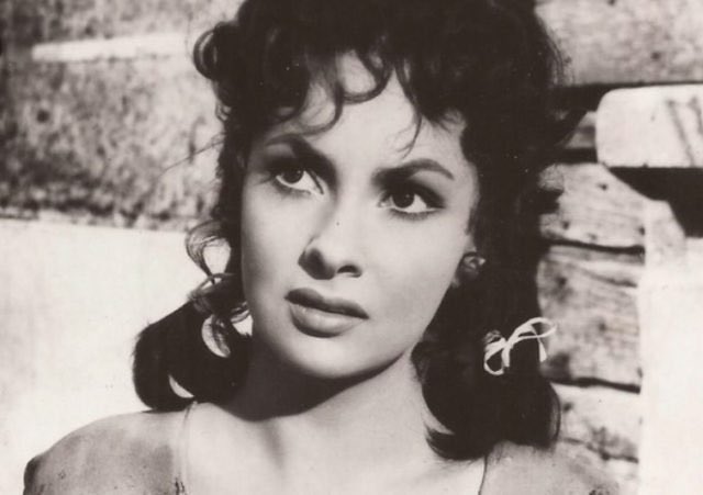 È volata in cielo una grande stella, #GinaLollobrigida: la “La bersagliera” del cinema italiano, fotografa e scultrice. 

Ciao Gina!🌹
Rip🙏

#16gennaio