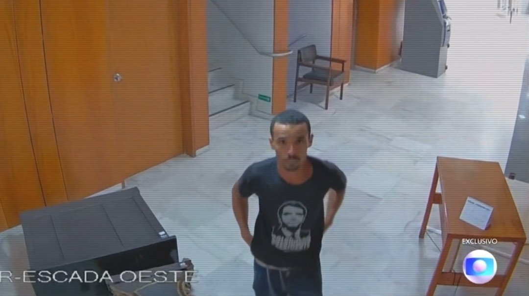 deputadomoraes's tweet photo. Pessoal, estão dizendo que esse vagabundo é "bolsonarista" por estar com uma camisa do Bolsonaro. Alguém já o viu nas inúmeras manifestações pacíficas que teve antes desse dia? Ele está preso? Vamos achá-lo! https://t.co/1orXWaqCRz