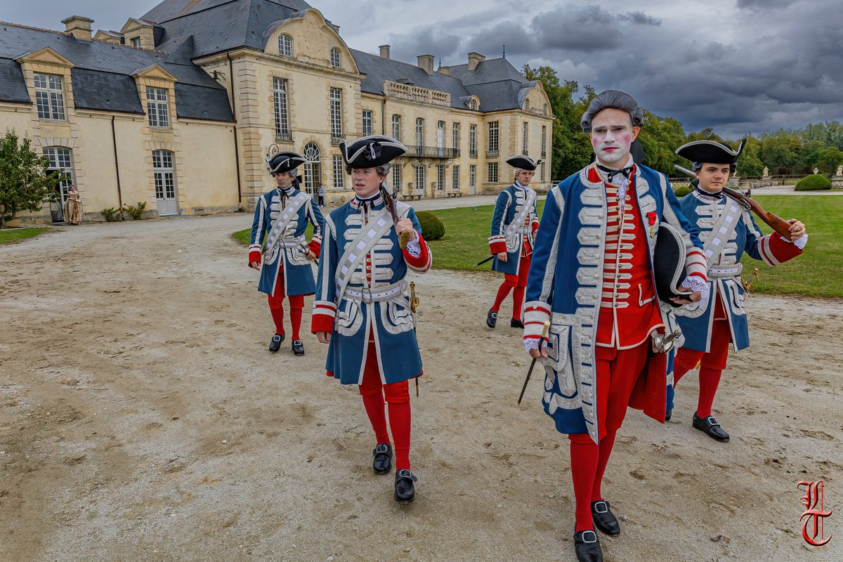 Gardes du corps au Château de Médavy 1761. 💂‍♂️⚜️

📸 : Thierry Liard

#reconstitutionhistorique #reenactment #histoire #history #louisXV #militaire #military #chateau #castle #xviiiesiècle #xviiicentury #costume #costuming #historicalcostume #costumehistory #1700s #1700sfashion